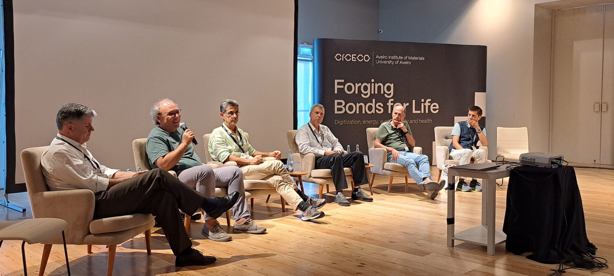 Amadeu Soares, coordenador científico do CESAM, na mesa-redonda dos Laboratórios Associados da UA